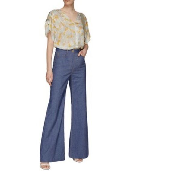 VINCE Lotus Ruched Dolman Sleeve Silk
Blouse, Small
Size: XXS Vince
NWT - Picture 2 of 9